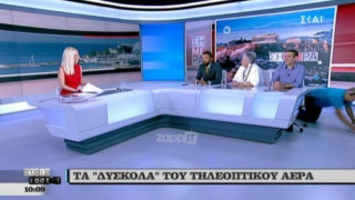 Ο floor manager του ΣΚΑΪ φεύγει από το πλατό... μπουσουλώντας (BINTEO)