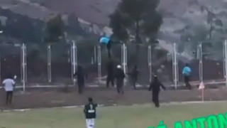Διαιτητής σκαρφάλωσε σε κάγκελα για να γλιτώσει από τους παίκτες (vid)