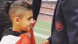 Τυφλό παιδάκι συναντά τον           Λακαζέτ! (ΒΙΝΤΕΟ)