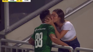 ΤΡΕΛΑ: Φιλούσε την κοπέλα του πανηγυρίζοντας γκολ που… ακυρώθηκε (vid)