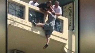 Ξάνθη: Λοχίας έσωσε άνδρα που κρεμόταν από μπαλκόνι (ΒΙΝΤΕΟ)