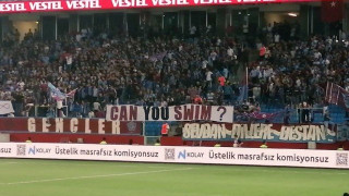 Οργή για το εμετικό πανό Τούρκων με φόντο την  Μικρασιατική Καταστροφή