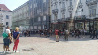 Πορεία οπαδών του ΠΑΟΚ στην κεντρική πλατεία της Μπρατισλάβα (vids)