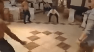 ΑΠΙΘΑΝΟ: Κουμπάρος μεράκλωσε & εκτελούσε πέναλτι σε γαμήλιο γλέντι (v)