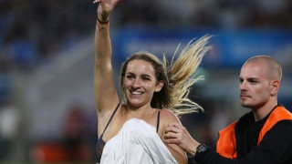 Σλόβαν-ΠΑΟΚ: Μπούκαρε στο γήπεδο γυναίκα οπαδός (pics)