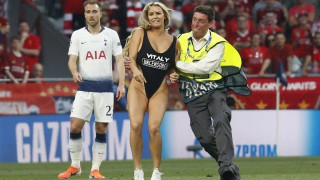 Η ξανθιά εισβολέας του            Champions League σε νέες περιπέτειες