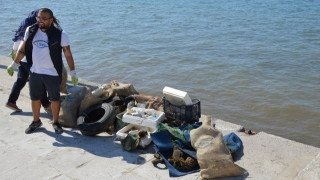 Δύτες και εθελοντές καθάρισαν τον βυθό του λιμανιού Νέας Μηχανιώνας