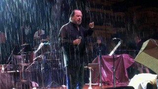 O Γιάννης Πάριος τσακώθηκε σε συναυλία του με τον Δήμαρχο Νεάπολης