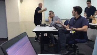 ΧΑΜΟΣ: Προπονητής ξεφεύγει και αποκαλεί δημοσιογράφο... «πουτ@@@» (v)