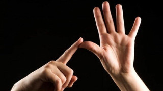 Θεσσαλονίκη: Έκαναν τους κωφάλαλους και άρπαξαν χρήματα από περαστικό