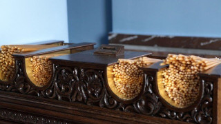 Κουμπιά και... δραχμές ρίχνουν οι πιστοί τα παγκάρια της εκκλησίας