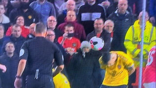 Eσκυψε           και...             τα       άκουσε!