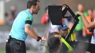 Εβγαλε την πρίζα του VAR για να φορτίσει το κινητό του