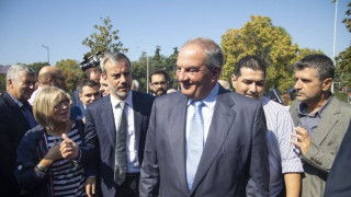 Θερμή υποδοχή Καραμανλή στο δημαρχείο            Θεσσαλονίκης