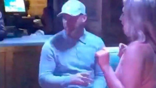 Σιγά μην σκοτιστεί, ο Ρούνει τα πίνει πλάι σε ωραίες παρουσίες (pics)