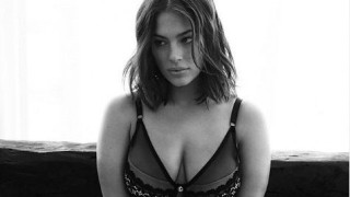 H Ashley Graham ανέβασε ένα ολόγuμνο βίντεο της στο Instagram