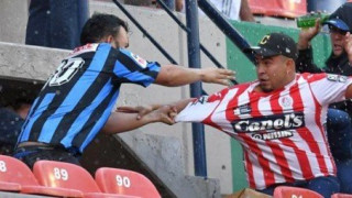 Απίστευτες σκηνές βίας σε αγώνα ποδοσφαίρου στο Μεξικό