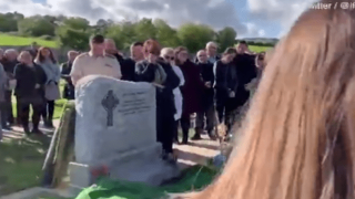 Μεγάλη φαρσοκωμωδία             με ηχεία σε κηδεία (video)