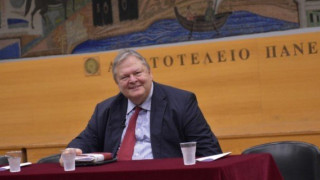Καταχειροκροτούμενος επέστρεψε στο ΑΠΘ ο Ευάγγελος Βενιζέλος