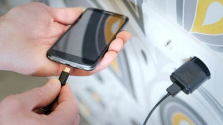 Σταματήστε να φορτίζετε το κινητό σας με αυτόν τον επικίνδυνο τρόπο