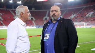 Τα ερυθρόλευκα πανξεφτίλια  και το «δίλημμα» Αυγενάκη