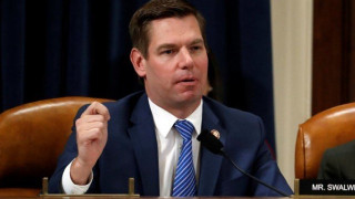 Πολιτικός αερίστηκε ζωντανά στην τηλεόραση και έγινε viral (video)