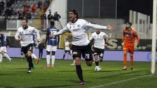 Στο «Χ» η Σπέτσια, στο «Χ» η Ανζέ,             στο «Χ» και η Αλκορκόν…