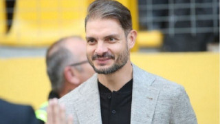 Αγκαλιά με το τρόπαιο του Euro o Χαριστέας                      (pic)