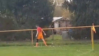 Ποδοσφαιριστής σκότωσε κότα κατά τη διάρκεια αγώνα και αποβλήθηκε(vid)