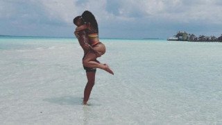 Χατσερίντι: Θάλασσα, ήλιος και σαγηνευτικές εικόνες με την γυναίκα του