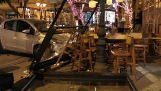 Αυτοκίνητο «μπούκαρε» σε γνωστό καφέ - μπαρ στο κέντρο της Θεσσαλονίκης