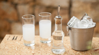 Και επισήμως τέλος το χύμα τσίπουρο σε καφενεία και κάβες