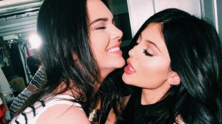 Διαγωνισμός σέξι selfie από τις... μικρές Καρντάσιανς (pics)