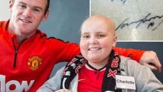 Οι ποδοσφαιριστές της Γιουνάιτεντ υπέγραψαν στο κεφάλι παιδιού με λευχαιμία