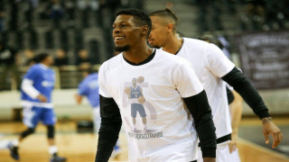 Μια γροθιά ο ΠΑΟΚ, όλοι οι παίκτες με μπλουζάκια Σχίζα