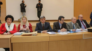 Αυτογελοιοποιείται η Ε.Ε.Α., αλλά... πέρα βρέχει,