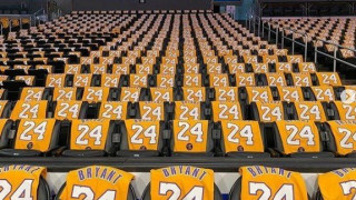 Γέμισε φανέλες του Κόμπι το «Staples Center»!