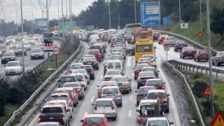 Σύγκρουση δύο Ι.Χ. με φορτηγό, μποτιλιάρισμα στον Περιφερειακό