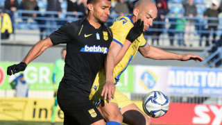 Δίνει δεύτερους ρόλους