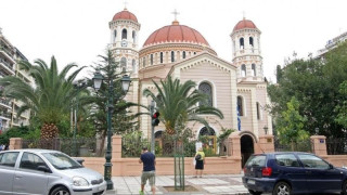 Αντιεξουσιαστές πέταξαν μπογιές και τρικάκια στην Μητρόπολη Θεσσαλονίκης