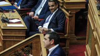 Πολιτικό μποξ Μητσοτάκη-Τσίπρα στη Βουλή για τα εργασιακά