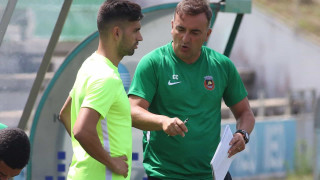 LIRA 100: Ντεφορμέ, αδιάφορη και...με απουσίες