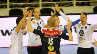 Νίκη του ΠΑΟΚ επί του Φοίνικα, προσωρινή διακοπή λόγω πανό