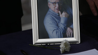 Ράγισαν καρδιές στο «ύστατο χαίρε» στον Κώστα Βουτσά