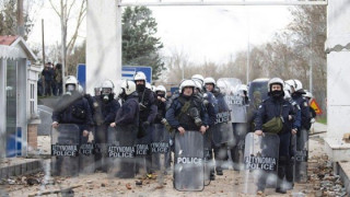 Οι Τούρκοι πετούν χημικά στις ελληνικές δυνάμεις με καθοδήγηση από drones