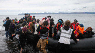 Λέσβος: Πολίτες εμποδίζουν τη μεταφορά μεταναστών στη Μόρια