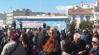 Πλήθος κόσμου στην πλατεία Σαπφούς στη Μυτιλήνη