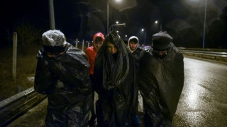 Ολονύκτια μάχη στον Έβρο με δακρυγόνα και χημικά