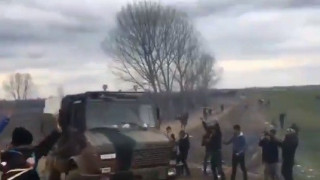 Οι μετανάστες πετούν πέτρες και οι Τούρκοι στρατιώτες τους αποθεώνουν