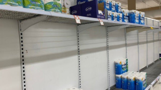 Γιατί οι άνθρωποι αδειάζουν τα ράφια από χαρτί υγείας